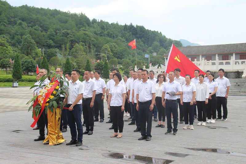 向紅軍烈士墓冢敬獻(xiàn)花籃(修圖）.jpg